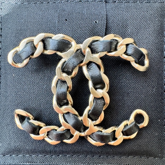 CHANEL 18V CLASSIC GOLD TONE LARGE BIG CC LOGO CHAIN BLACK LEATHER BROOCH PIN - Picture 2 of 10